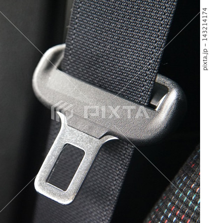 車のシートベルトのバックル(金具)のクローズアップ 車のシートベルトのバックル(金具)のクローズアップ 143214174