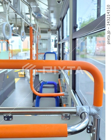 風景　乗り物　車内風景　乗客のいないバスの車内 143214310