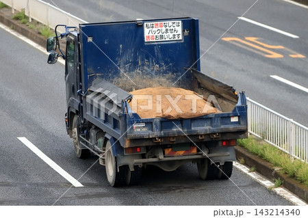 走行中のダンプトラック 走行中のダンプトラック 143214340