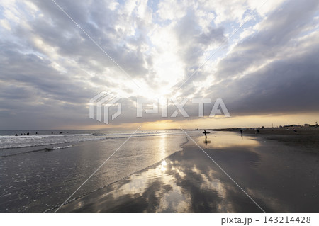 湘南鵠沼海岸 雲が広がる夕焼け空の海岸風景 湘南鵠沼海岸 雲が広がる夕焼け空の海岸風景 143214428