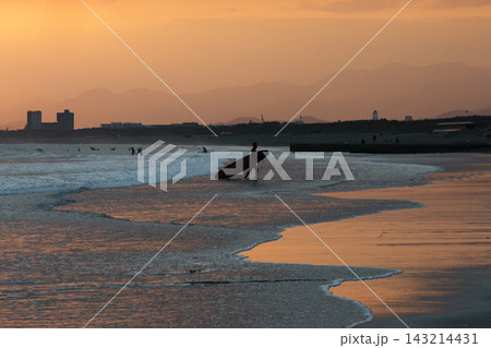湘南鵠沼海岸  夕方の海から上がるサーファー 143214431