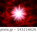 赤黒い不気味な雲の間に光る眩しい光 143214626