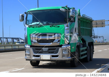 走行中のダンプトラック(汚泥運搬用) 走行中のダンプトラック(汚泥運搬用) 143214848