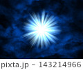 青いい不気味な雲の間に光る眩しい閃光 143214966