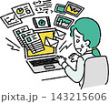 大量の情報とタスクに追われて焦るビジネスパーソン（女性） 143215606