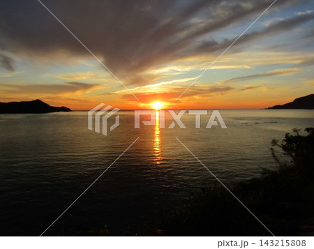 熊本県天草市、日本の夕陽百選にも選ばれた美しく幻想的な「魚貫・黒石の夕陽」 熊本県天草市、日本の夕陽百選にも選ばれた美しく幻想的な「魚貫・黒石の夕陽」 143215808