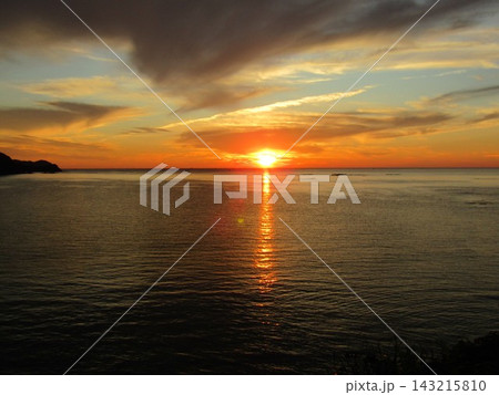 熊本県天草市、日本の夕陽百選にも選ばれた美しく幻想的な「魚貫・黒石の夕陽」 熊本県天草市、日本の夕陽百選にも選ばれた美しく幻想的な「魚貫・黒石の夕陽」 143215810