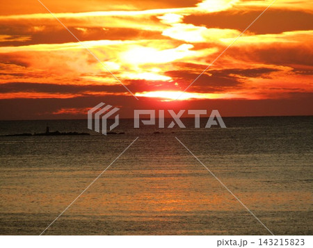 熊本県天草市、日本の夕陽百選にも選ばれた美しく幻想的な「魚貫・黒石の夕陽」 熊本県天草市、日本の夕陽百選にも選ばれた美しく幻想的な「魚貫・黒石の夕陽」 143215823