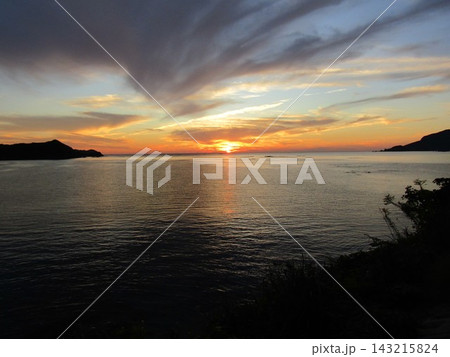 熊本県天草市、日本の夕陽百選にも選ばれた美しく幻想的な「魚貫・黒石の夕陽」 熊本県天草市、日本の夕陽百選にも選ばれた美しく幻想的な「魚貫・黒石の夕陽」 143215824