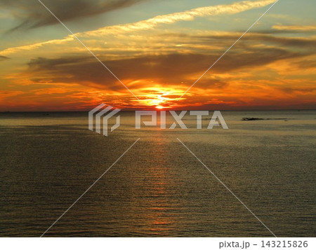 熊本県天草市、日本の夕陽百選にも選ばれた美しく幻想的な「魚貫・黒石の夕陽」 熊本県天草市、日本の夕陽百選にも選ばれた美しく幻想的な「魚貫・黒石の夕陽」 143215826