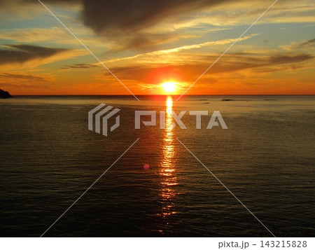 熊本県天草市、日本の夕陽百選にも選ばれた美しく幻想的な「魚貫・黒石の夕陽」 熊本県天草市、日本の夕陽百選にも選ばれた美しく幻想的な「魚貫・黒石の夕陽」 143215828