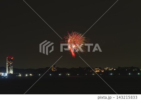 伊良湖から見た日間賀島ぎおん祭り・花火大会の風景(愛知県) 伊良湖から見た日間賀島ぎおん祭り・花火大会の風景(愛知県) 143215833