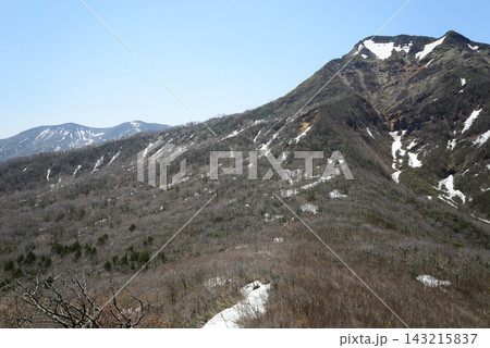 福島県西郷村甲子山から残雪の旭岳(赤崩山)とその奥に那須連山 福島県西郷村甲子山から残雪の旭岳(赤崩山)とその奥に那須連山 143215837