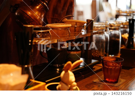 レトロな喫茶で淹れているハンドドリップコーヒー レトロな喫茶で淹れているハンドドリップコーヒー 143216150