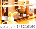 レトロな喫茶で淹れているハンドドリップコーヒー 143216160