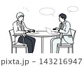 ビジネスの商談や打ち合わせで会話・相談をするスーツ姿の男女のイラスト素材 143216947