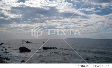 雲の隙間から海を照らす陽光と奇岩と粟島 143216987