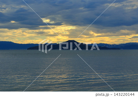 夕暮れ時の入鹿海岸から見る阿多田島 夕暮れ時の入鹿海岸から見る阿多田島 143220144