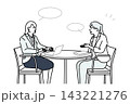 オフィスでノートパソコンを使い打ち合わせや相談をするスーツ姿の女性のイラスト素材 143221276