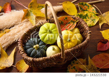 かごに盛ったかぼちゃ ハロウィンイメージ かごに盛ったかぼちゃ ハロウィンイメージ 143221530