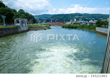 諏訪湖の釜口水門からの放水が天竜川に流れ込む 諏訪湖の釜口水門からの放水が天竜川に流れ込む 143221863