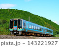 緑の山を背景に走る2000系・特急あしずり 143221927