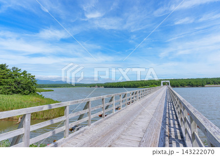 青森県津軽半島 十三湖と橋を望む青空の湖沼風景 143222070