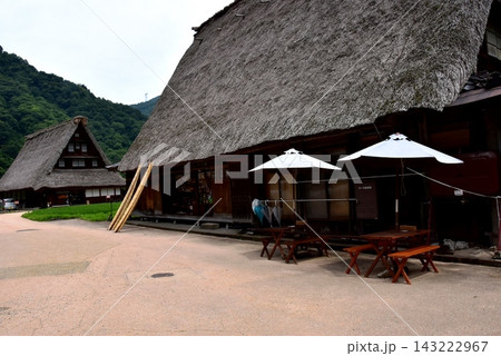 富山県南砺市 五箇山菅沼合掌造り集落の土産物店と周辺町並み 富山県南砺市 五箇山菅沼合掌造り集落の土産物店と周辺町並み 143222967