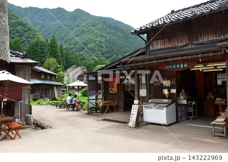 富山県南砺市　五箇山菅沼合掌造り集落の土産物店と周辺町並み 143222969