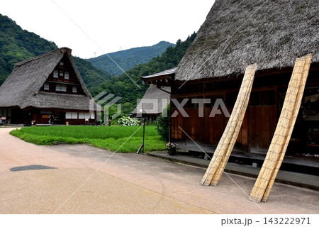 富山県南砺市 五箇山菅沼合掌造り集落の土産物店と周辺町並み 富山県南砺市 五箇山菅沼合掌造り集落の土産物店と周辺町並み 143222971