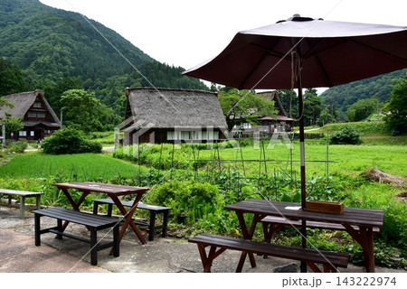 富山県南砺市 五箇山菅沼合掌造り集落の農村風景と休憩スペース 富山県南砺市 五箇山菅沼合掌造り集落の農村風景と休憩スペース 143222974