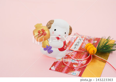 年賀素材 未年 打ち出の小槌を持った可愛らしい羊 年賀素材 未年 打ち出の小槌を持った可愛らしい羊 143223363