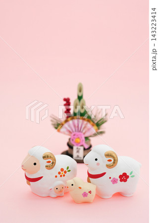 年賀素材 未年 可愛らしい羊の親子と門松 年賀素材 未年 可愛らしい羊の親子と門松 143223414