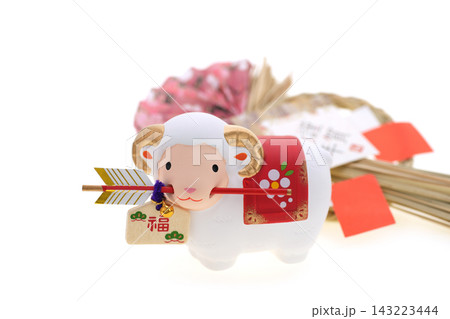 年賀素材　未年　破魔矢をくわえた可愛らしい白い羊としめ飾り 143223444