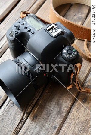 単焦点レンズとレザーストラップをつけたお手入れ前の一眼レフ 単焦点レンズとレザーストラップをつけたお手入れ前の一眼レフ 143223464