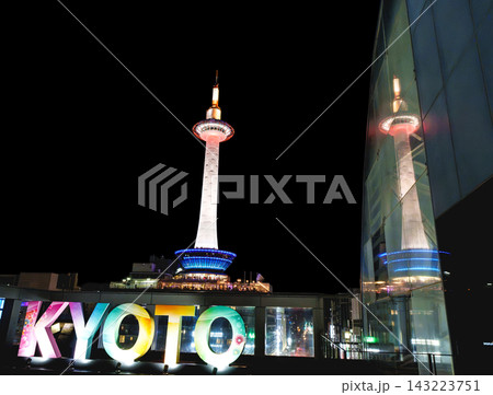 ライトアップされた京都タワーとKYOTOモニュメントが輝く夜景 143223751