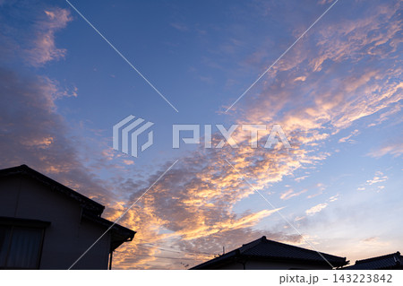 夕焼け 夕空 雲 青空 住宅街 家並み 夕暮れ マジックアワー 茜雲 空 背景 自然風景 夕焼け 夕空 雲 青空 住宅街 家並み 夕暮れ マジックアワー 茜雲 空 背景 自然風景 143223842