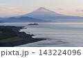 朝日の駿河湾を航行し富士山Mt.Fujiの前を横切るクルーズ船と三保の松原・ドローン空撮（伊豆半島） 143224096