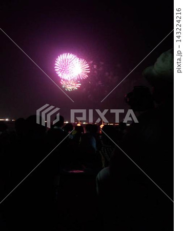 夏の夜空に華咲く花火 夏の夜空に華咲く花火 143224216