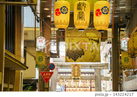 祇園祭の頃の錦市場 祇園祭の頃の錦市場 143224217