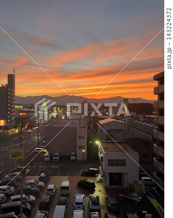 夕焼けに染まる空 夕焼けに染まる空 143224372