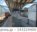 福岡県行橋市のJR九州行橋駅ホームと列車 143224400