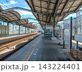 福岡県行橋市のJR九州行橋駅ホームと列車 143224401
