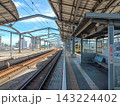 福岡県行橋市のJR九州行橋駅ホームと列車 143224402