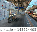 福岡県行橋市のJR九州行橋駅ホームと列車 143224403