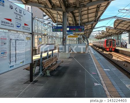 福岡県行橋市のJR九州行橋駅ホームと列車 福岡県行橋市のJR九州行橋駅ホームと列車 143224403
