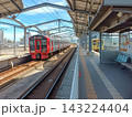 福岡県行橋市のJR九州行橋駅ホームと列車 143224404