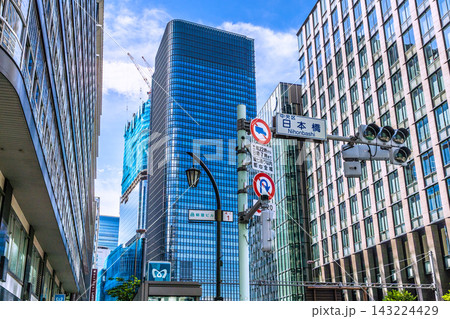 日本の東京都市景観9月14日。日本橋から大手町の常盤橋タワーや建設中の東京トーチなどを望む 日本の東京都市景観9月14日。日本橋から大手町の常盤橋タワーや建設中の東京トーチなどを望む 143224429