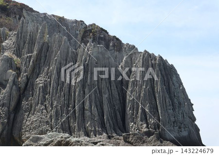 仏ヶ浦の巨大な奇岩と岩壁 143224679