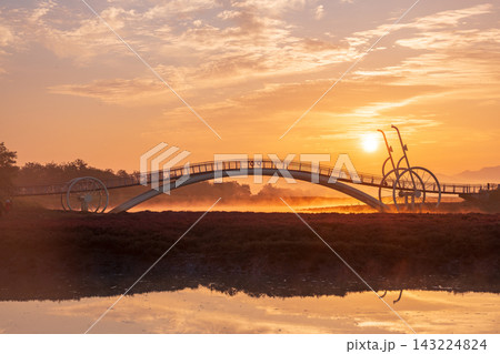Sunrise Dawn over Misaeng Bridge with Water Reflection in Siheung Wetland, South Korea 143224824